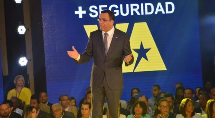 Navarro propone un Pacto Nacional para "construir el país que soñamos", renuncia de Educación