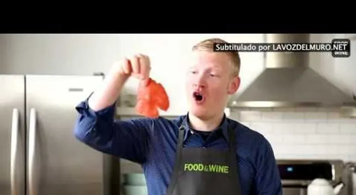 El frota un tomate crudo sobre un rallador de queso.... (VIDEO)