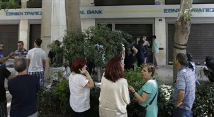 Grecia cierra bancos e impone controles a retiros de dinero 