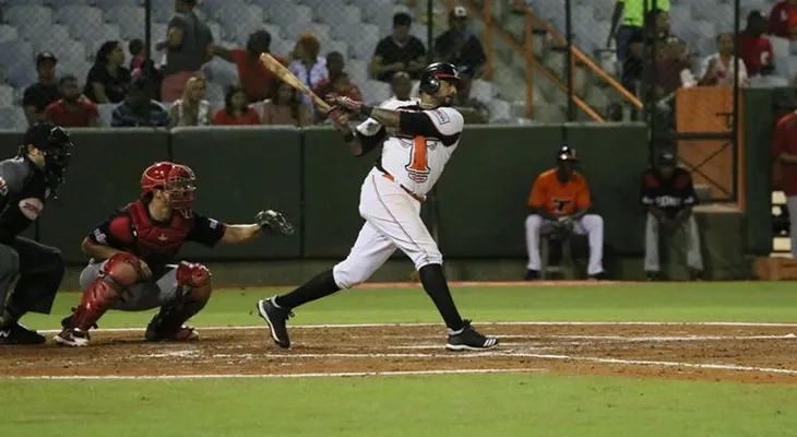 Valdespín fue el héroe ofensivo en victoria de Los Toros ante Los Leones