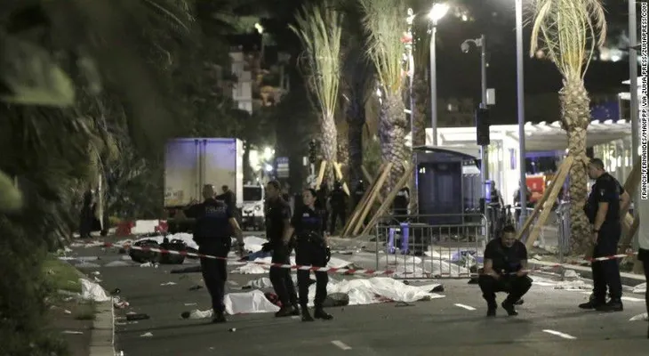 Ataque al "símbolo de la libertad" de Francia deja decenas de muertos