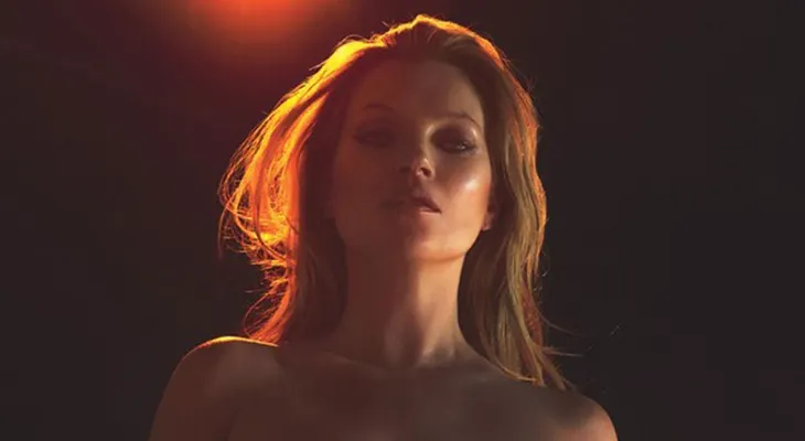 El desnudo completo de Kate Moss: orgullosa de su cuerpo a los 43 años