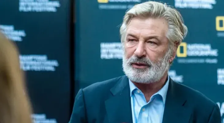 La Fiscalía estadounidense rebaja los cargos contra Alec Baldwin