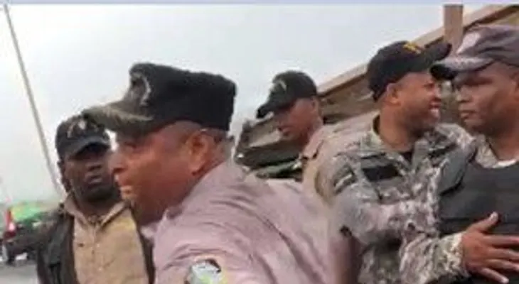 La Policía suspende teniente coronel que golpeó a miembro de DD.HH. en Los Frailes