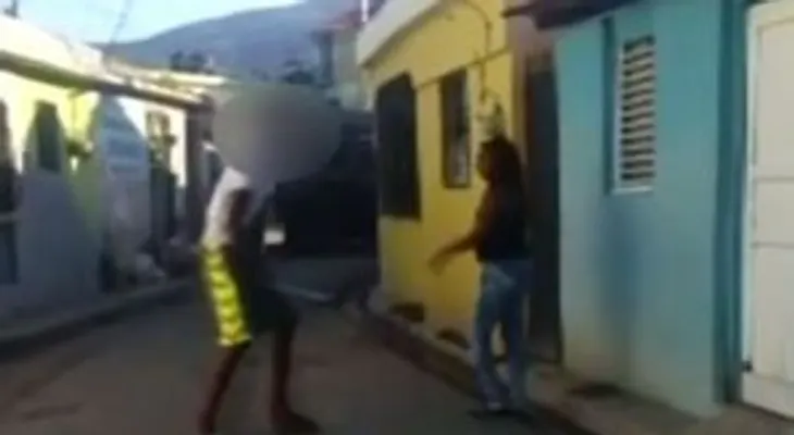 Joven golpea una mujer que se cree es su madre