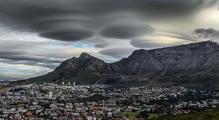 Inusuales nubes adornan los cielos de Ciudad del Cabo