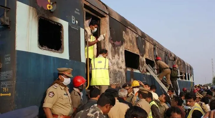 Mueren 26 pasajeros por incendio en tren en India