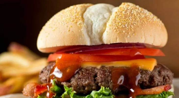 Descubre estos trucos para comer comida chatarra y no engordar 