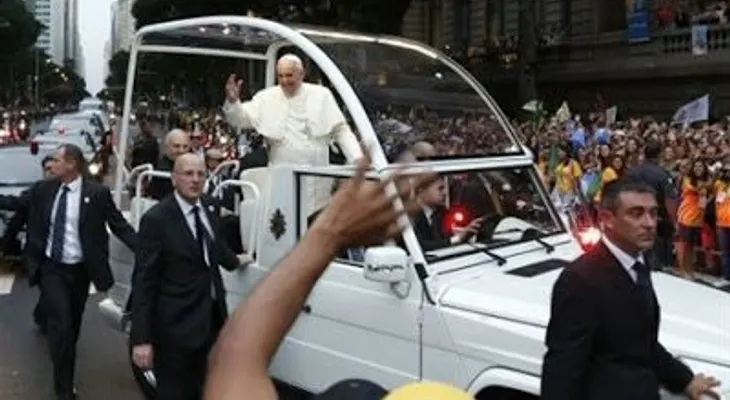 El papa pasea en vehículo con la ventana abierta por región de favelas de Río