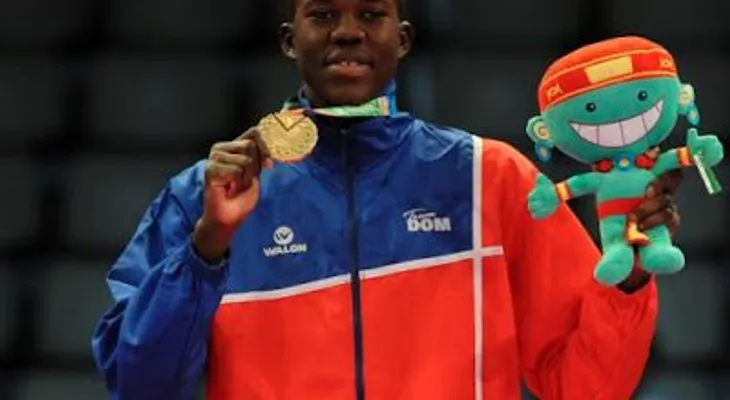 Ministro de Deportes regala vivienda a medallista de bronce Luisito Pie