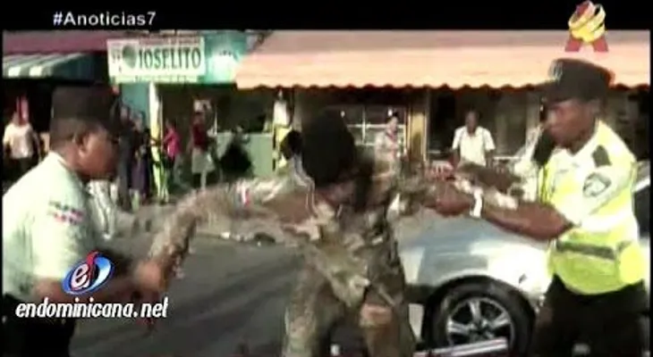 Agentes Amet y del EN se entran a golpes (VIDEO)