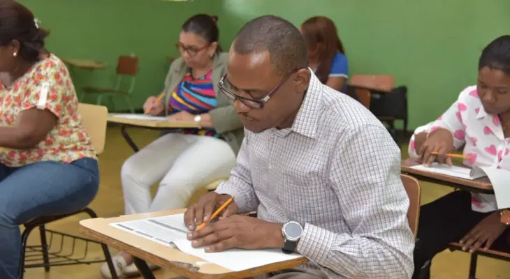 104 mil maestros comienzan a cobrar retroactivo por Evaluación Docente; monto supera RD$12,000 millones