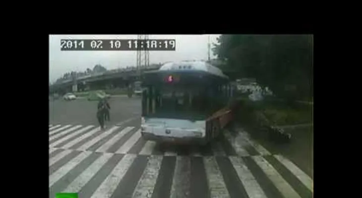 Video: Un conductor arriesga su vida para detener un bus fuera de control