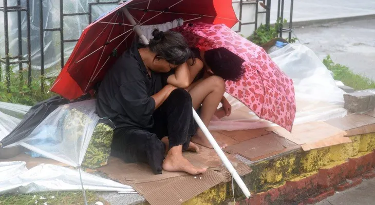 El supertifón Koppu descarga feroces vientos y lluvias en el norte de Filipinas