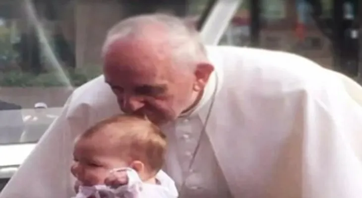 El papa Francisco besa una niña y se le reduce el tumor, según escáner (VIDEO)