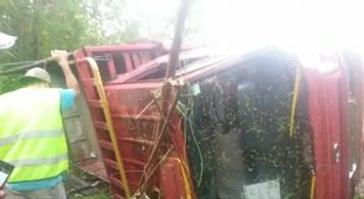 Cinco personas lesionadas al volcarse un camión en la carretera de Bávaro