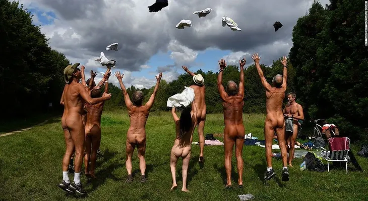 Los nudistas ya tienen permiso para quitarse la ropa en un parque de París