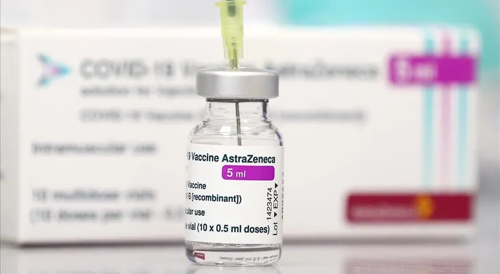Detienen pruebas AstraZeneca en menores por posible relación de la vacuna con coágulos