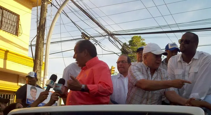 Fello Suberví encabeza caravana por distintos barrios de la parte alta de la capital