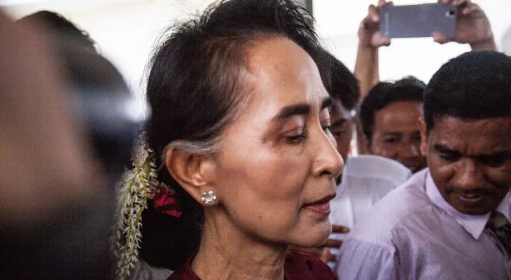 Aung San Suu Kyi gana un escaño en el Parlamento de Myanmar