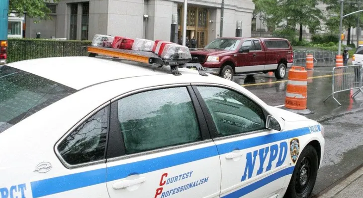 Cierran escuelas de dos distritos en Nueva York mientras buscan hombre armado