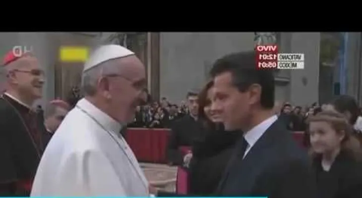 Video: el Papa Francisco no se deja besar la mano de Angelica Rivera