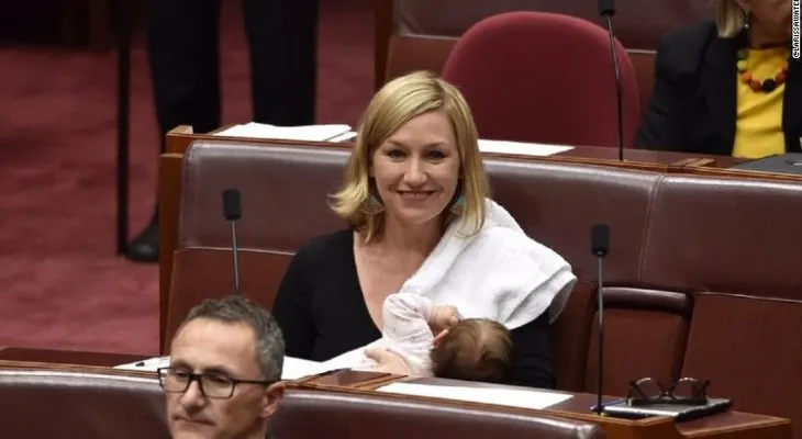 Un senadora australiana hace historia al amamantar a su bebé en el Parlamento