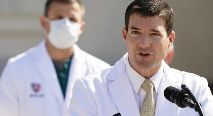 Médico de Trump dice que "no está fuera de peligro" pese a salir del hospital