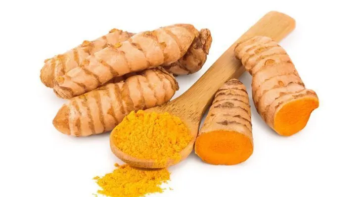 Hojas de limón con cúrcuma