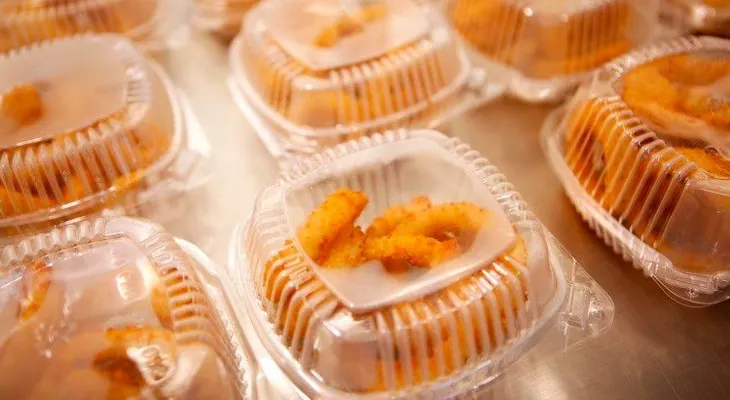 Comprobado: calentar comida en recipientes plásticos causa cáncer