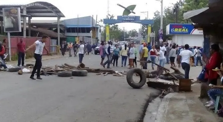 Comunitarios de Santiago protestan en demanda de arreglo de calles