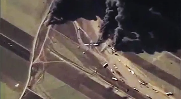 Cazas rusos bombardean camiones del EI y los terroristas graban ataque desde un dron (VIDEO)