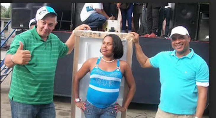 Aspirante a diputado Noel Luna obsequia regalos a madres de San Cristóbal 