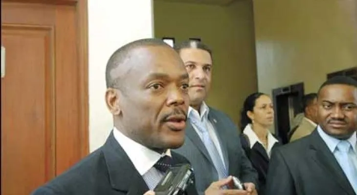 Alcalde de Boca Chica paraliza construcciones de bombas de combustible