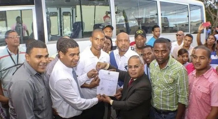 Presidencia entrega 37 autobuses a Asociaciones de estudiantes