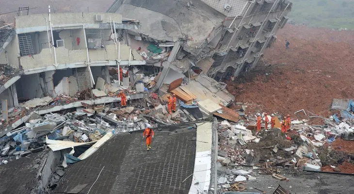 Miles participan en el esfuerzo de rescate tras un deslizamiento en China