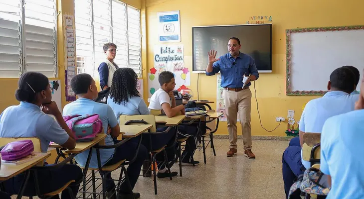 Ministro de Educación admite aulas con diez estudiantes por falta de planificación