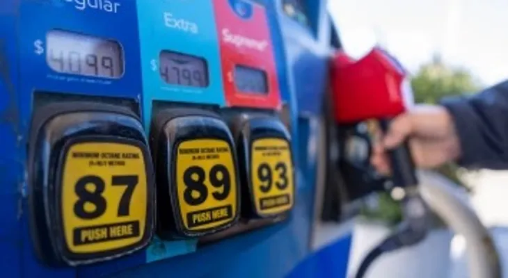 Precio gasolina en EE.UU. marca récord histórico de 4,14 dólares por galón durante el fin del Día del Trabajo