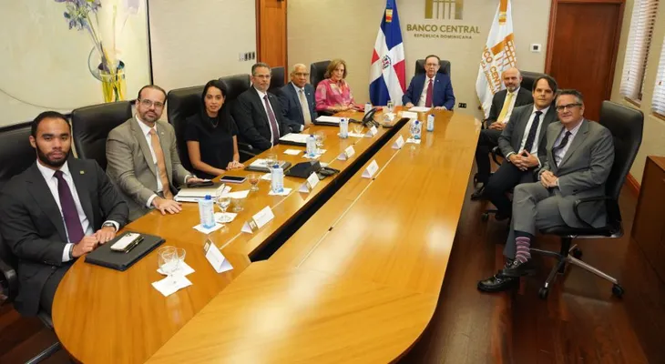 Gobernador Valdez Albizu recibe a representantes de J.P. Morgan