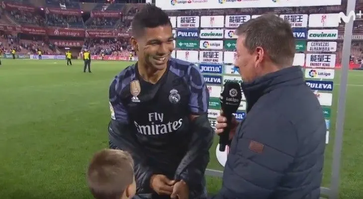 Un niño interrumpe una entrevista con un jugador del Real Madrid para pedirle la camiseta