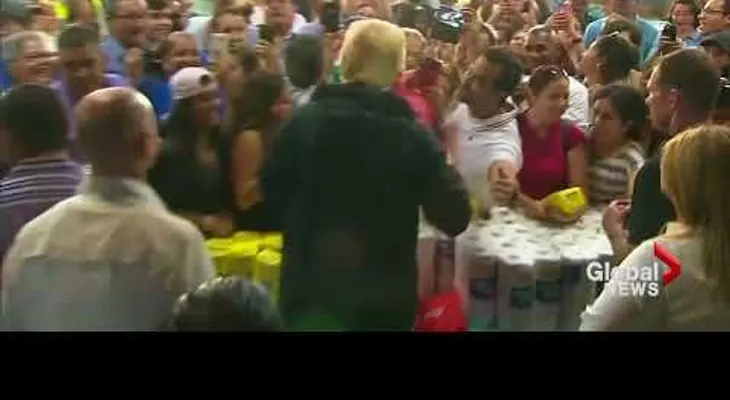 Donald Trump lanza rollos de papel en Puerto Rico