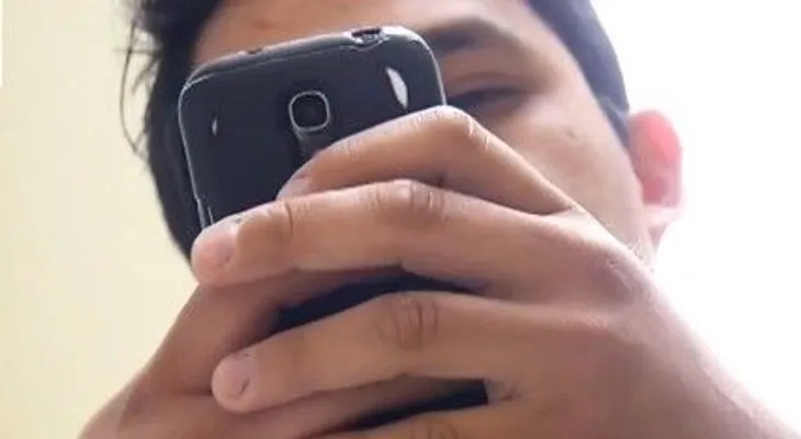 Este ladrón al robarse un celular encuentra algo tan desagradable que prefiere entregarlo a la Justicia