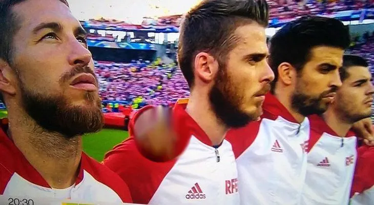 ¿Hizo Piqué un gesto obsceno con el dedo durante el himno de España?