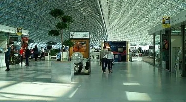 Policía retuvo 3 días a niña de 6 años en aeropuerto de Francia