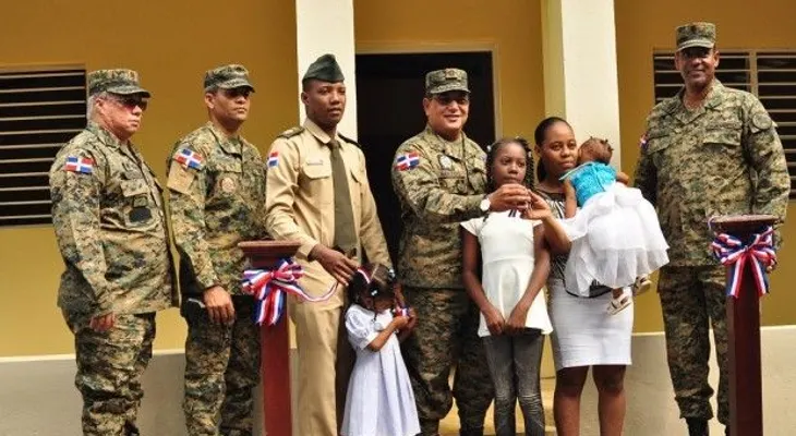 Ejército entrega casa amueblada a soldado en Villa Mella