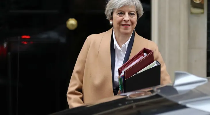Amenaza vergonzosa: críticas a May por condicionar la seguridad a un acuerdo del brexit
