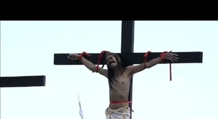 Procesiones y crucifixiones reales en festejos de Viernes Santo