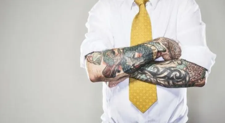 ¿Puede un tatuaje hacernos mal a la vista?