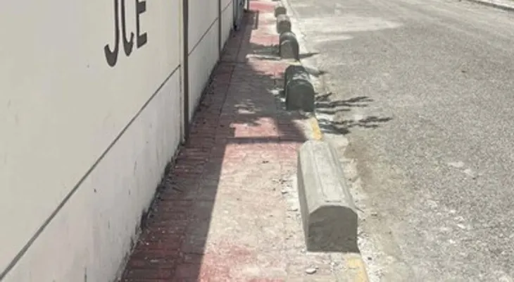 Vecinos de Sabana Larga denuncian que muros en aceras obstaculizan la accesibilidad peatonal