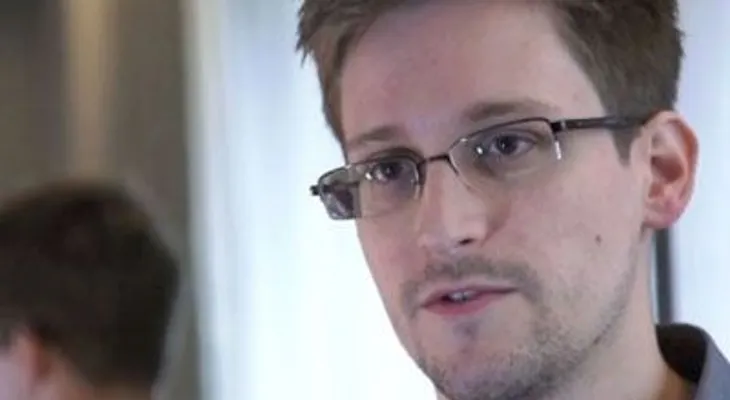 Autorizan a Snowden salir del aeropuerto de Moscú